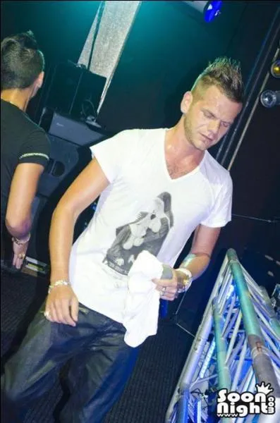 Quelle paire de chaussures originales porte-t-il ?