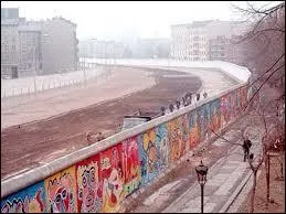 En quelle année a été construit le mur de Berlin ?