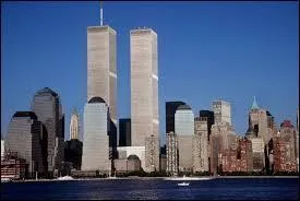 Comment s'appellent les tours jumelles qui furent attaquées par des terroristes le 11 septembre 2001 à Manhattan ?