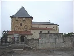 Voici l'église Saint-Jean-Baptise de la commune aquitaine de Domezain-Berraute. Elle se situe dans le département ...