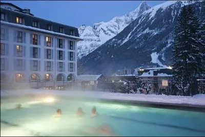 On l'aperçoit depuis le Mont Blanc. Ce Club situé à 1035 mètres d'altitude est ouvert toute l'année. C'est celui de...