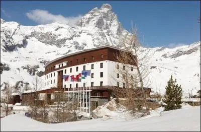 Seul Club Med de la vallée d'Aoste en Italie, il contemple l'un des plus beaux sommets des Alpes, le Cervin. Il est à...