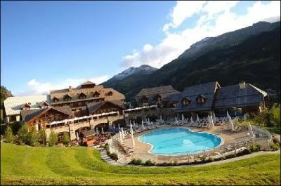 Ce Club med est situé le plus au sud des Alpes francaises à...