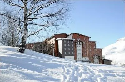 Ce Club Med, situé en Oisans possède le glacier skiable le plus haut des Alpes françaises où il est possible de skier en été à 3600 mètres d'altitude. C'est celui de...