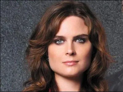 Dans la série "Bones", Emily Deschanel interprète...