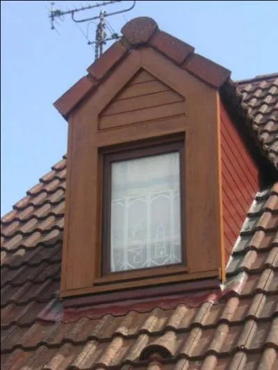 Comment se nomme cette petite fenêtre encastrée dans le toit, présentant une toiture à deux pentes ?