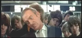 C'est David Niven qui joue le rôle du Colonel Carol Matthews, « le cerveau ».