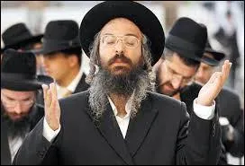 Dans la religion juive, le shabbat débute au lever du soleil le samedi matin.