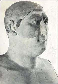 Il est considéré comme le maître d'uvre de la grande pyramide du pharaon Khéops. Qui est ce vizir, architecte et prêtre de l'Ancien Empire ?