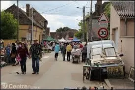 Nous flânons dans les rues des Clérimois. Village bourguignon, il se situe dans le département ...