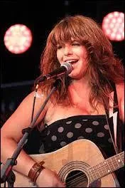 Comment s'appelle la chanteuse qui chante "Cerveau ramolli" en 2012 ?