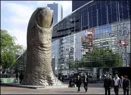 Comment s'appelle cette sculpture située à la Défense, en France ?