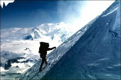 Exige beaucoup de toi-même et attends peu des autres. Ainsi beaucoup d'ennuis te seront épargnés.
