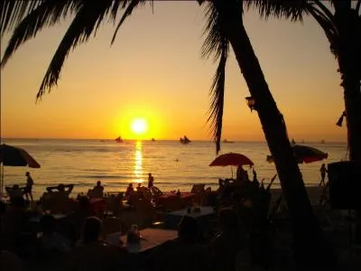Que règne la liberté. Car jamais le soleil ne s'est couché sur réalisation humaine plus glorieuse.