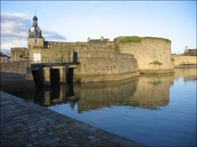 La ville de Concarneau, bien connue pour sa Ville-close est située dans :