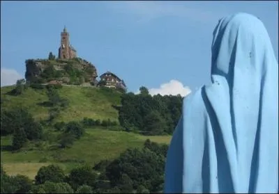 La ville de Dabo où vous verrez une chapelle surmontant un rocher ainsi que de belles habitations troglodytiques est située dans le département :