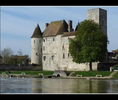 Dans quel département se trouve la ville de Nemours ?