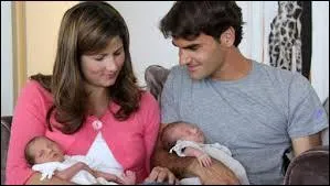 Roger Federer est le seul joueur à avoir remporté 5 fois d'affilée deux tournois du Grand Chelem, lesquels ?