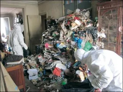 De drôles de syndromes ! Lorsqu'une personne néglige son hygiène, , accumule les déchets et vit dans l'isolement social, on dit qu'elle souffre ... .