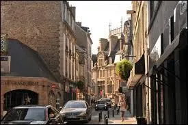 Nous déambulons dans les rues de Saint-Brieuc. Nous nous trouvons dans le département ...