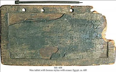 Les écoliers utilisaient, pour les meilleurs, des tablettes en bois mince, recouvertes d'une légère couche de stuc blanc ou rouge, analogues à celles dont se servent aujourd'hui encore les écoliers au Caire.