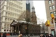 Lorsque George Washington venait dans la chapelle, il s'asseyait sur un banc particulier. Qu'y avait-il au-dessus de ce tableau ?