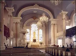 Dans la chapelle, combien de chandeliers voit-on au plafond ?