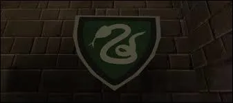 Comment le fantôme de Serpentard s'appelle-t-il ?