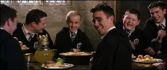 Quel enfant envoyé à Serpentard est le pire ennemi d'Harry à Poudlard ?