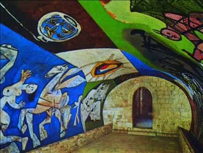 Quelle chapelle de Vallauris fut décorée d'une fresque intitulée "La Guerre et la Paix" par Pablo Picasso en 1952 ?