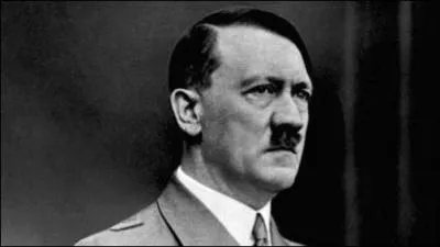 Quel trait&eacute; Hitler a-t-il bafou&eacute; en 1935 ?