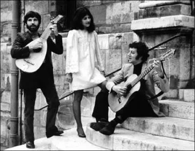 Il joue de la guitare cet enfoiré assis !