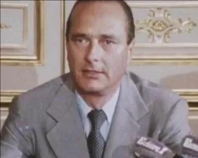 Alors premier Ministre de Valéry Giscard d'Estaing, Jacques Chirac annonce sa démission le 25 août. Qui lui succède à ce poste ?