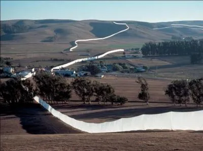 Censé représenter la muraille de Chine, où fut installé pendant 14 jours ce mur de tissu long de 40 km, le "Running Fence", oeuvre de Christo ?