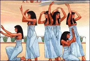 Qui sont ces femmes dont le métier consiste à accompagner le cortège funèbre d'un défunt, en se frappant la poitrine et s'arrachant les cheveux, le corps couvert de poussière ?