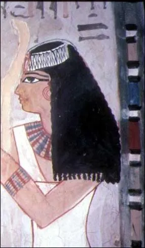 Comment se nomme cette chanteuse célèbre du temple d'Amon, qui était l'épouse de Sennefer maire de Thèbes, sous le règne du pharaon Aménophis II ?
