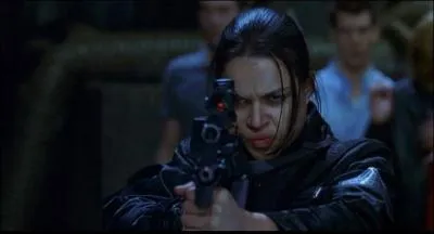 En 2002 elle incarne Rain Ocampo d'un escadron d'élite dans le film "Résident Evil", comment trouve-t-elle la mort ?