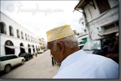 Quelle pratique consiste à cacher son appartenance religieuse pour éviter les persécutions ?