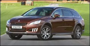 Pouvez-vous me donner le nom de cette voiture ?