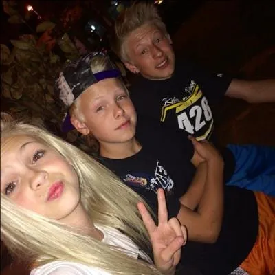 Qui est représenté avec elle sur cette photo ?