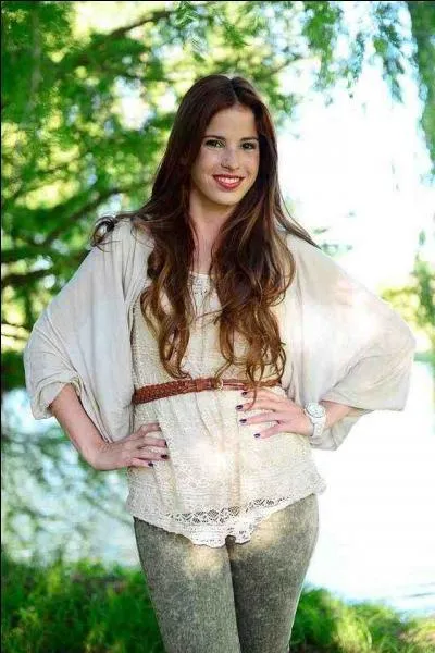 Quel est le surnom de Candelaria Molfese (Camila) ?