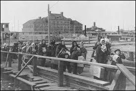 Quel grand monument les immigrants voyaient-ils dès leur arrivée à New York ?