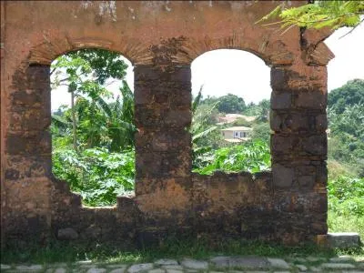 L'insonorisation inexistante des murs et fenêtres empêche toute tentative de s'endormir à moins de tenter l'overdose de Valium et autres anxiolytiques.