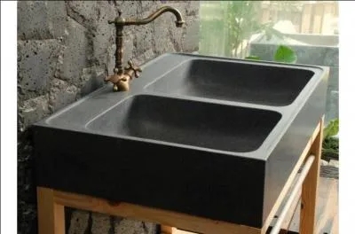 Il est important que vous sachiez que je vous écris sur l'évier qui se détache et s'écarte du mur.