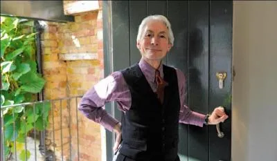 Dans le groupe des Rolling Stones, de quel instrument joue Charlie Watts ?