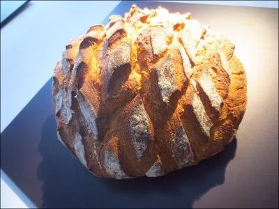 A qui attribue-t-on généralement l'invention du pain au levain ?