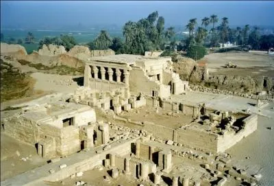 Dans quelle ville antique est situé ce site connu pour son temple dédié à la déesse Hathor ?
