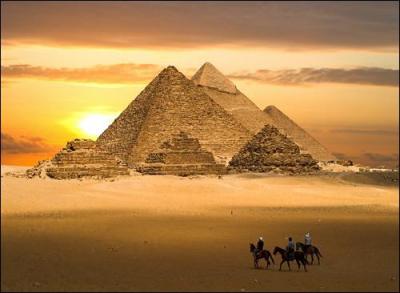 Où se trouvent ces magnifiques pyramides de l'ancien empire ?
