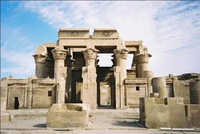 Quel est ce temple au nord d'Assouan où des momies de crocodiles sont exposées ?