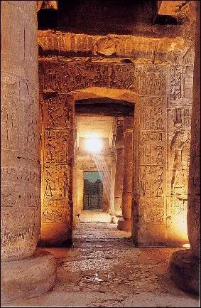 Dans quelle ville antique très ancienne se trouve le temple dédié au culte du dieu Osiris ?